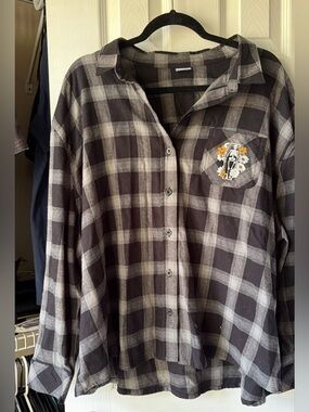 Spirit Black and White Plaid Button-Up Shirt with Floral Pocket Embroidery